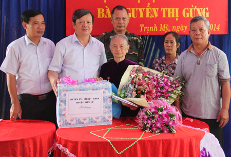 អនុប្រធានរដ្ឋបានចូលរួមពិធីប្រគល់កត្តិនាមវីរអ្នកម្ដាយនៅខេត្ត Hung Yen